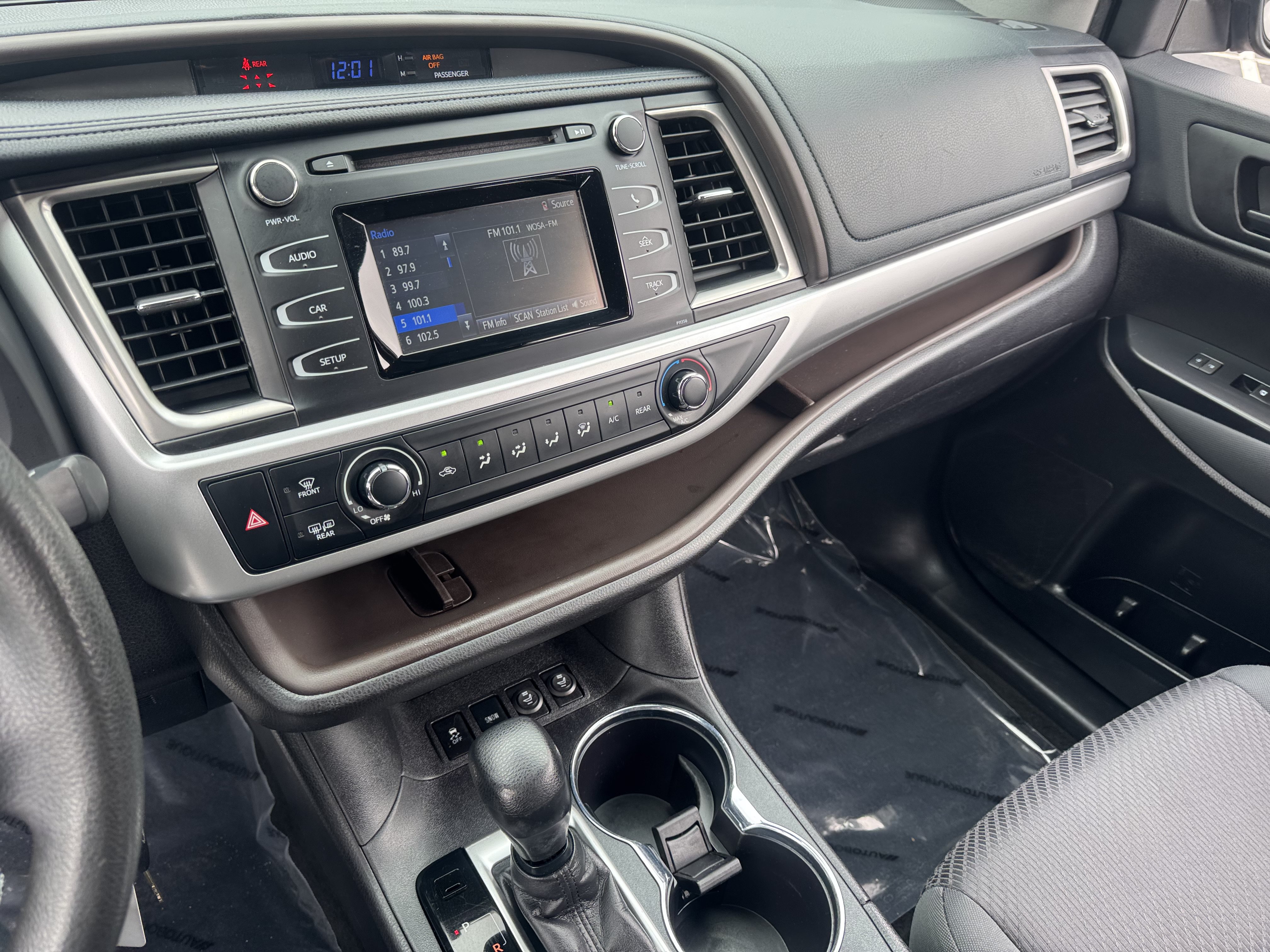 Used 2018 Toyota Highlander LE FWD image 25