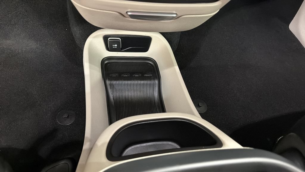Used 2023 Chrysler Pacifica Touring-L FWD image 23