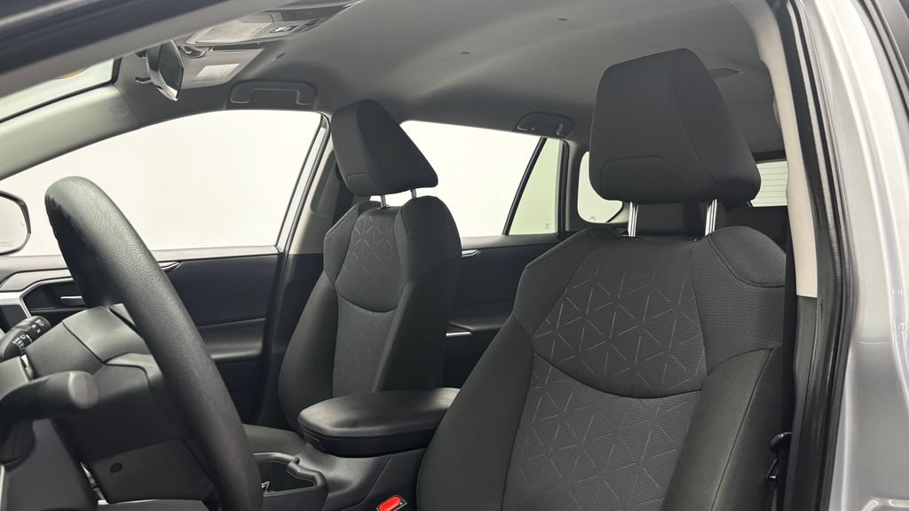 Used 2025 Toyota RAV4 XLE AWD/4WD image 9