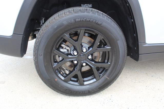 Used 2025 Jeep Grand Cherokee Altitude AWD/4WD image 7