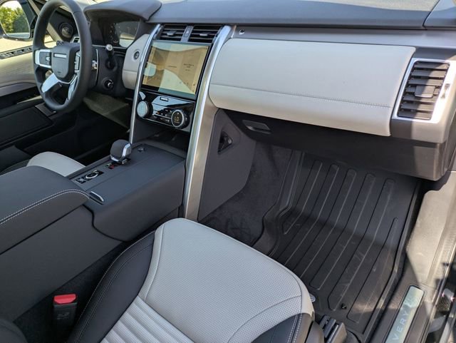 New 2025 Land Rover Discovery Dynamic SE image 19