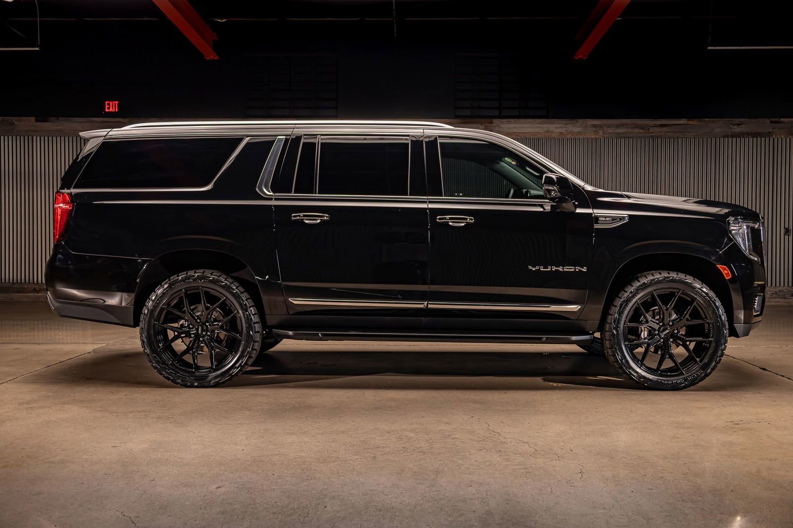 Used 2024 GMC Yukon XL SLT w/ SLT Luxury Package image 11