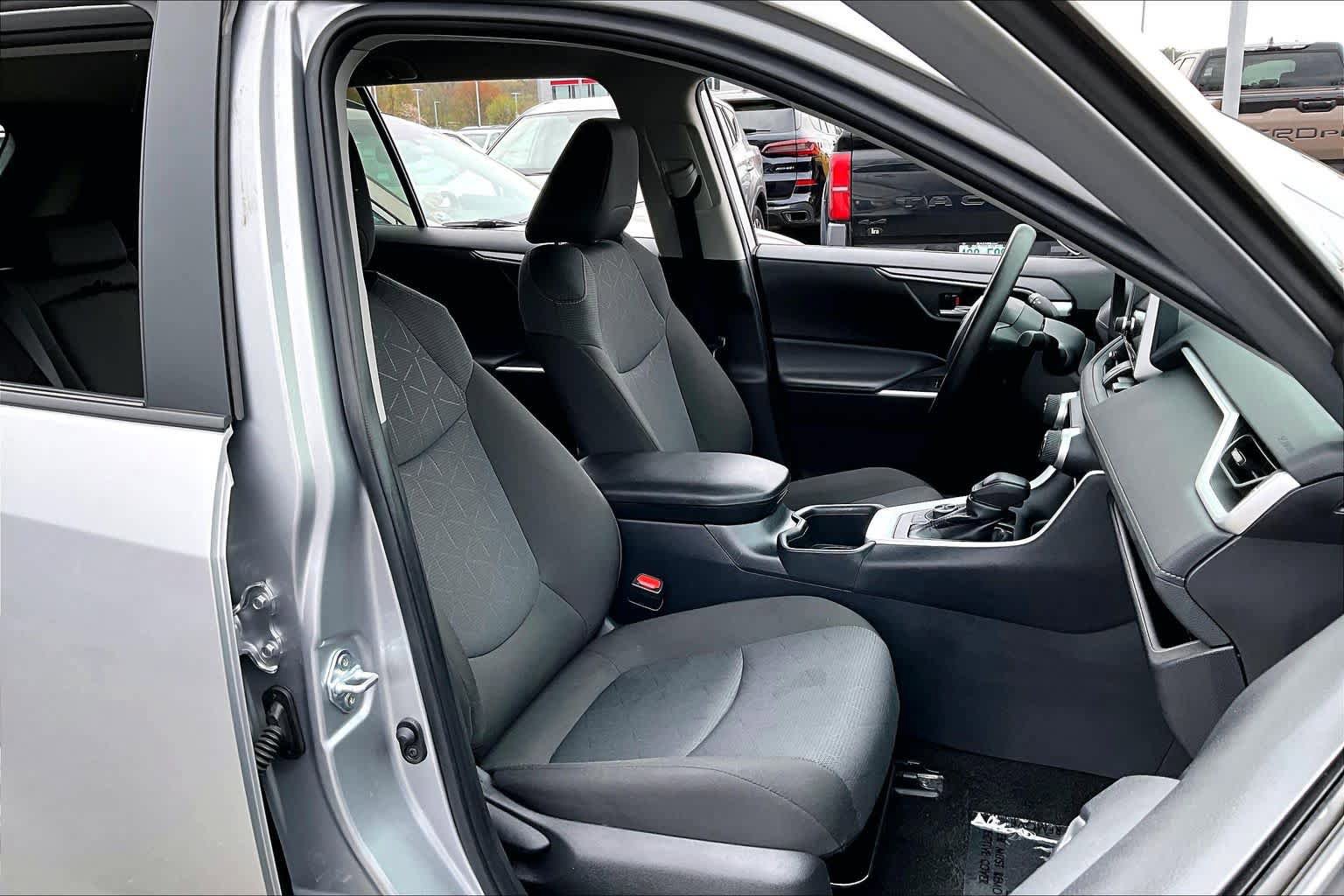 Used 2025 Toyota RAV4 XLE AWD/4WD image 9