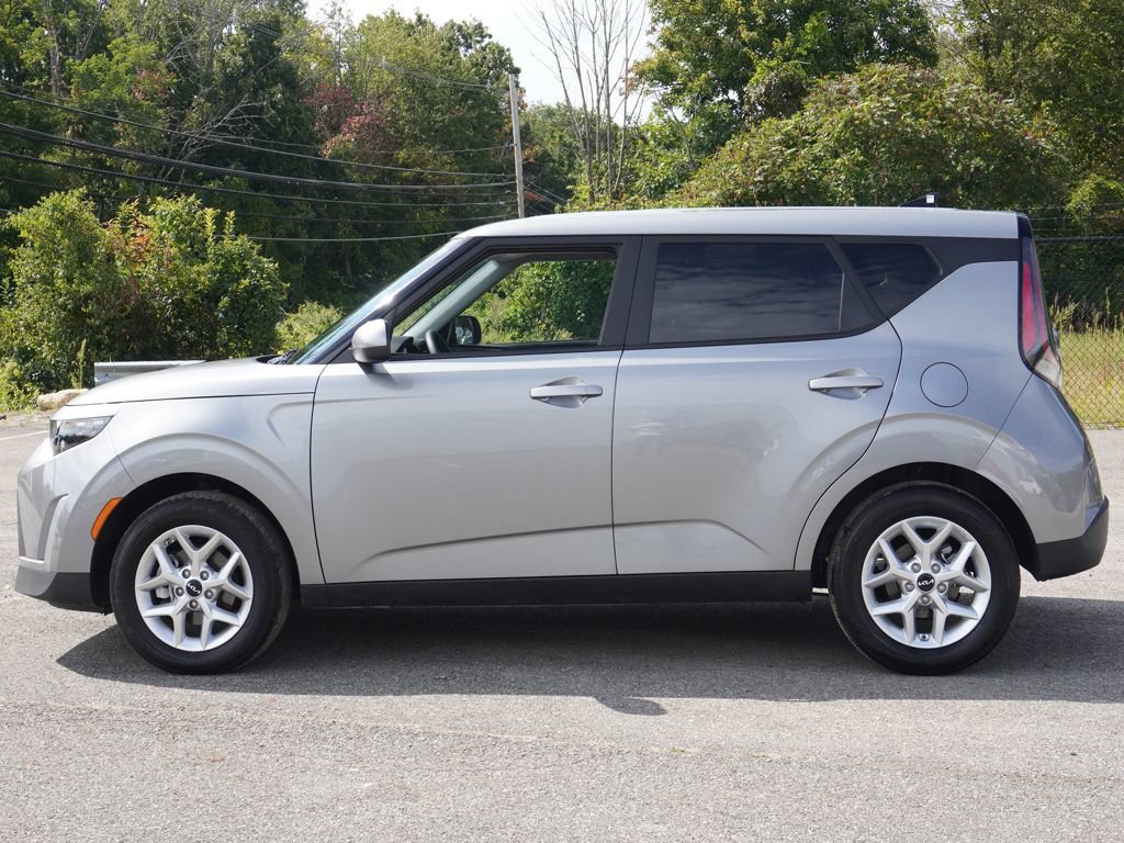 Used 2025 Kia Soul LX w/ LX Technology Package FWD image 16