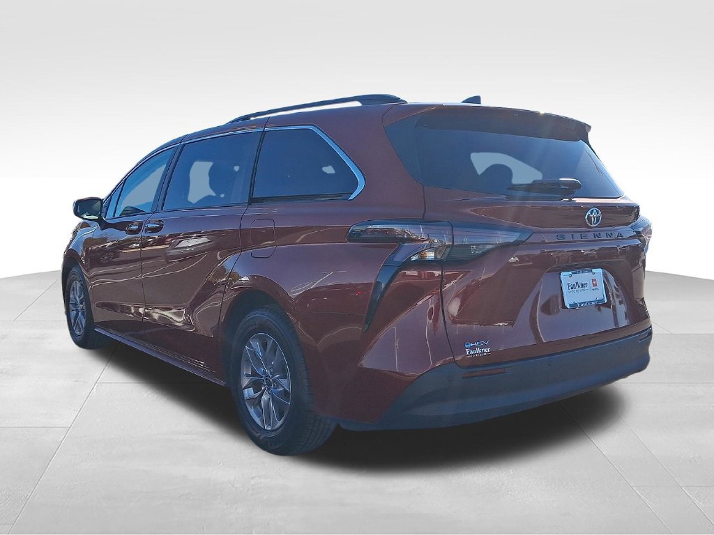 Certified 2026 Toyota Sienna XLE FWD image 8