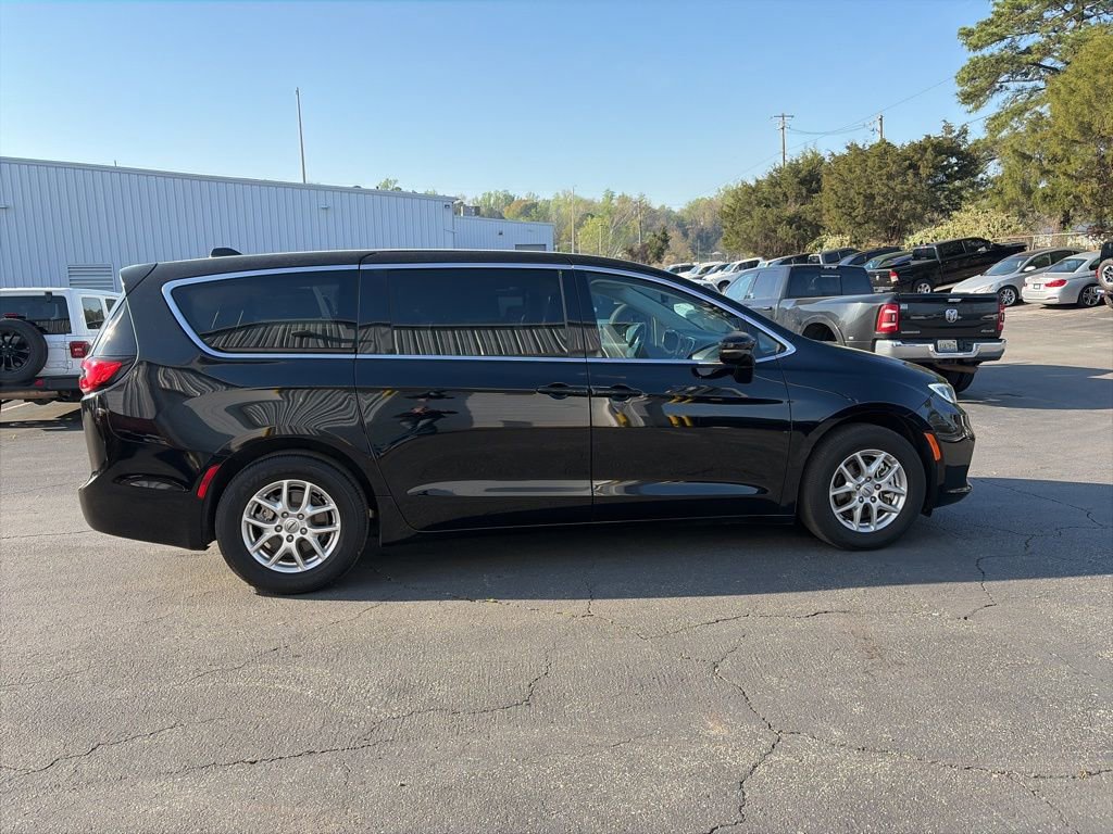 Used 2024 Chrysler Pacifica Touring-L image 8