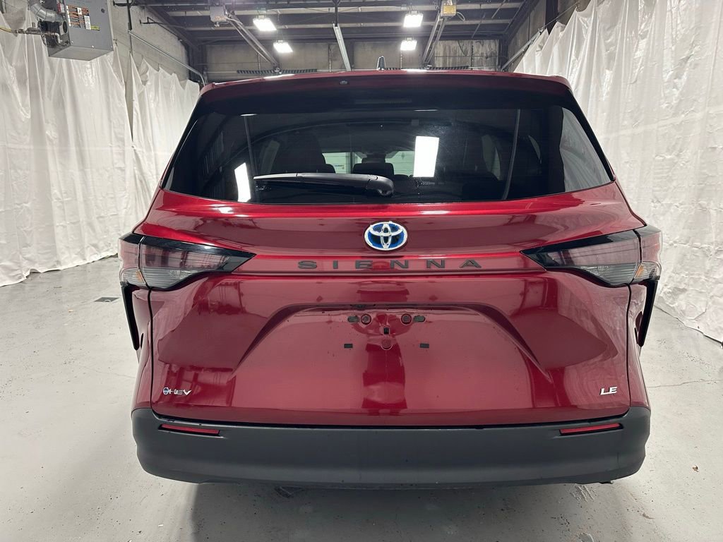Used 2025 Toyota Sienna LE image 5