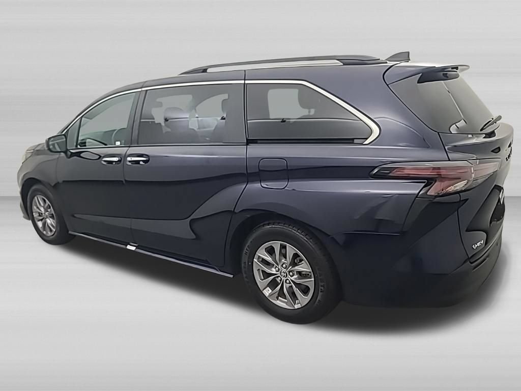 Used 2025 Toyota Sienna XLE FWD image 8