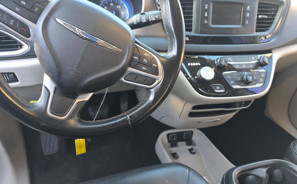 Used 2017 Chrysler Pacifica Touring-L FWD image 10