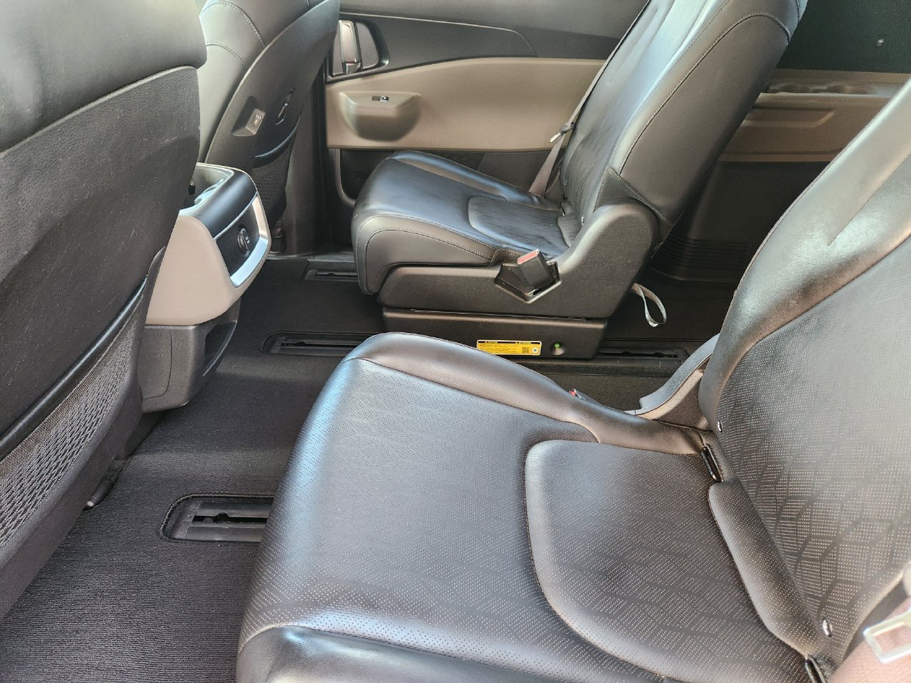 Used 2025 Kia Carnival FWD image 28
