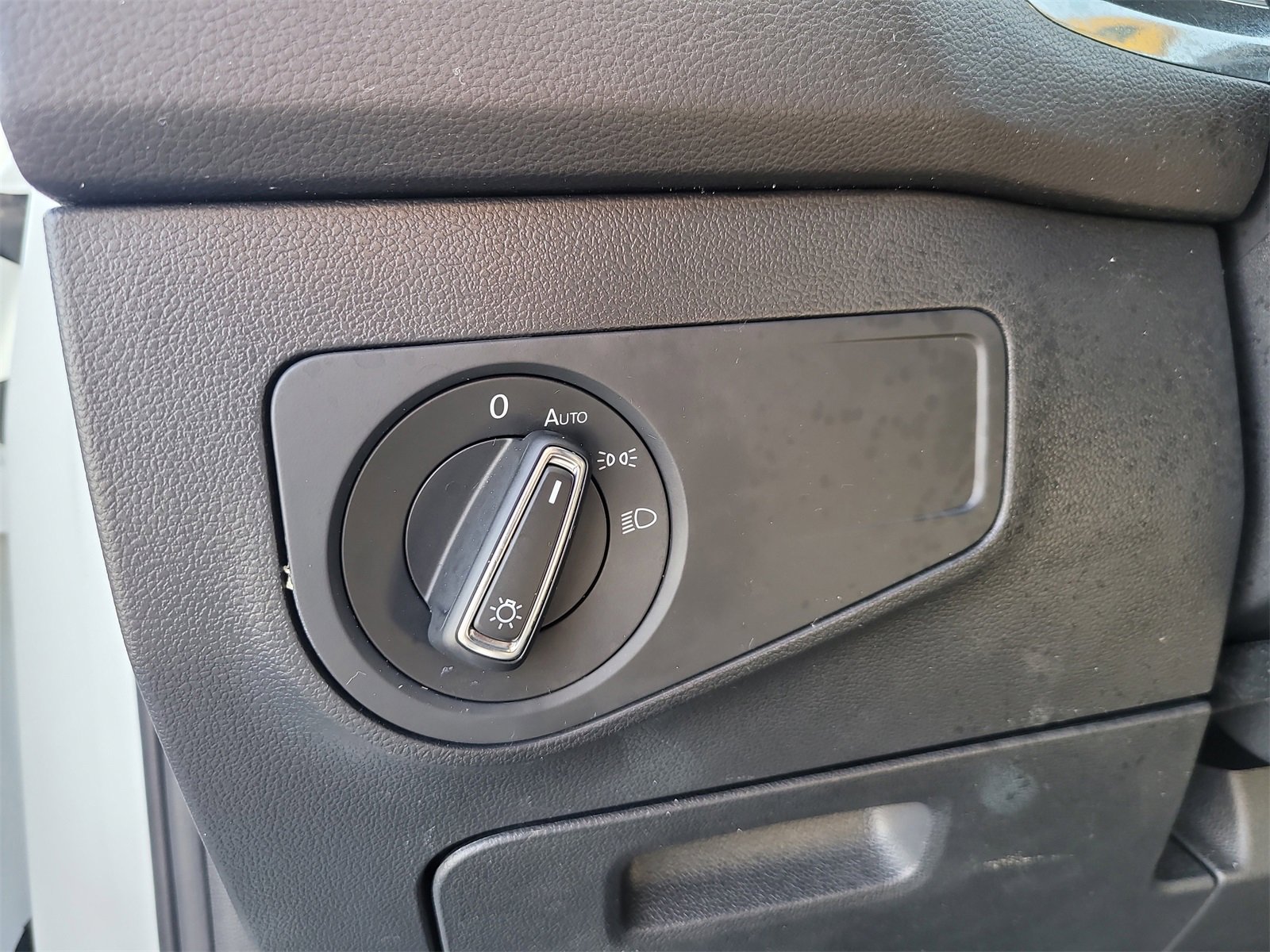 Used 2023 Volkswagen Tiguan SE R-Line image 35