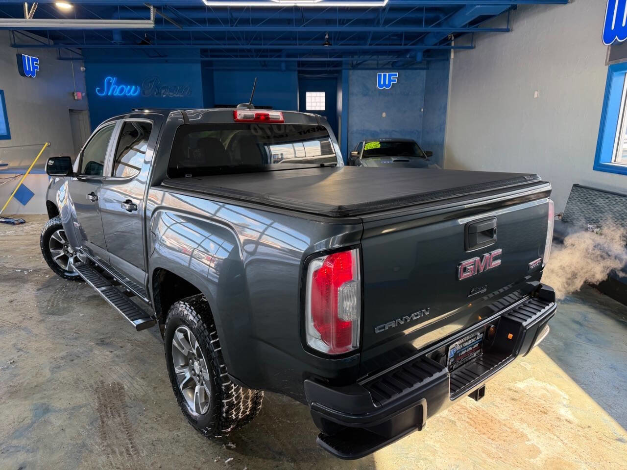 Used 2015 GMC Canyon SLE image 4