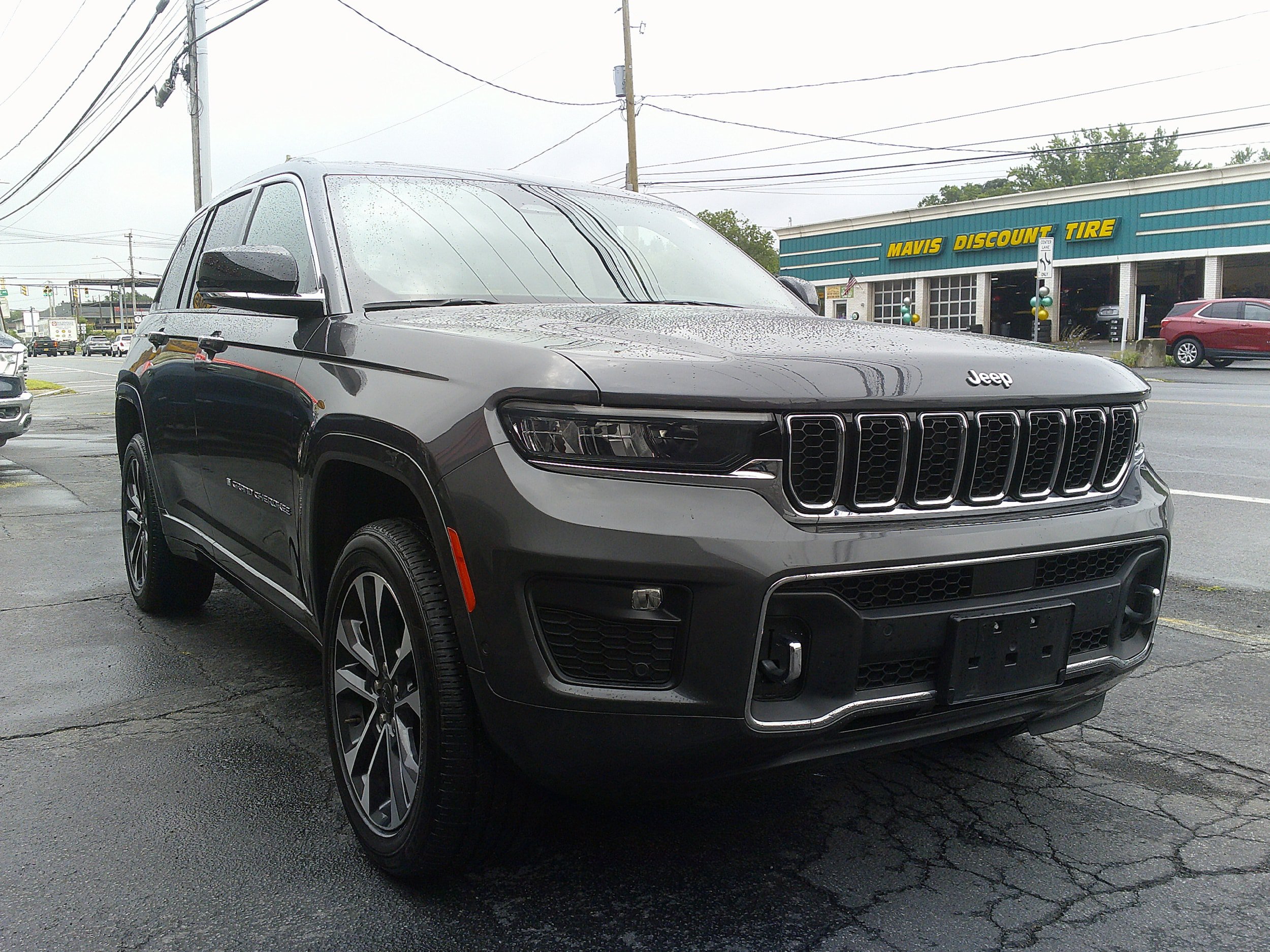 Used 2022 Jeep Grand Cherokee Overland w/ Luxury Tech Group IV AWD/4WD image 7