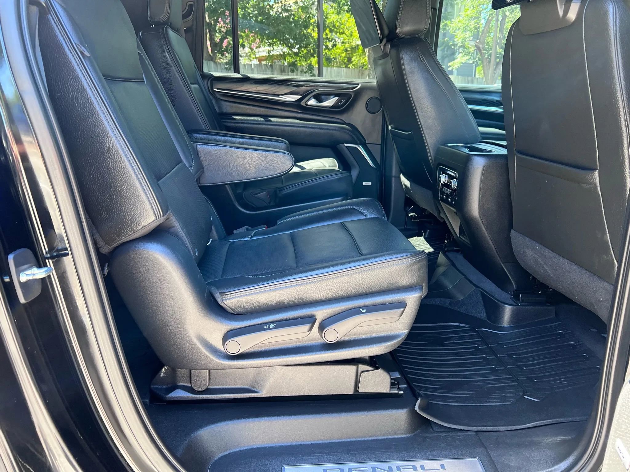 Used 2021 GMC Yukon XL Denali w/ Denali Premium Package image 14