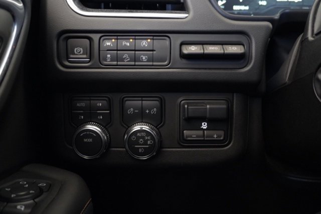 Used 2024 GMC Yukon AT4 w/ Technology Package image 15