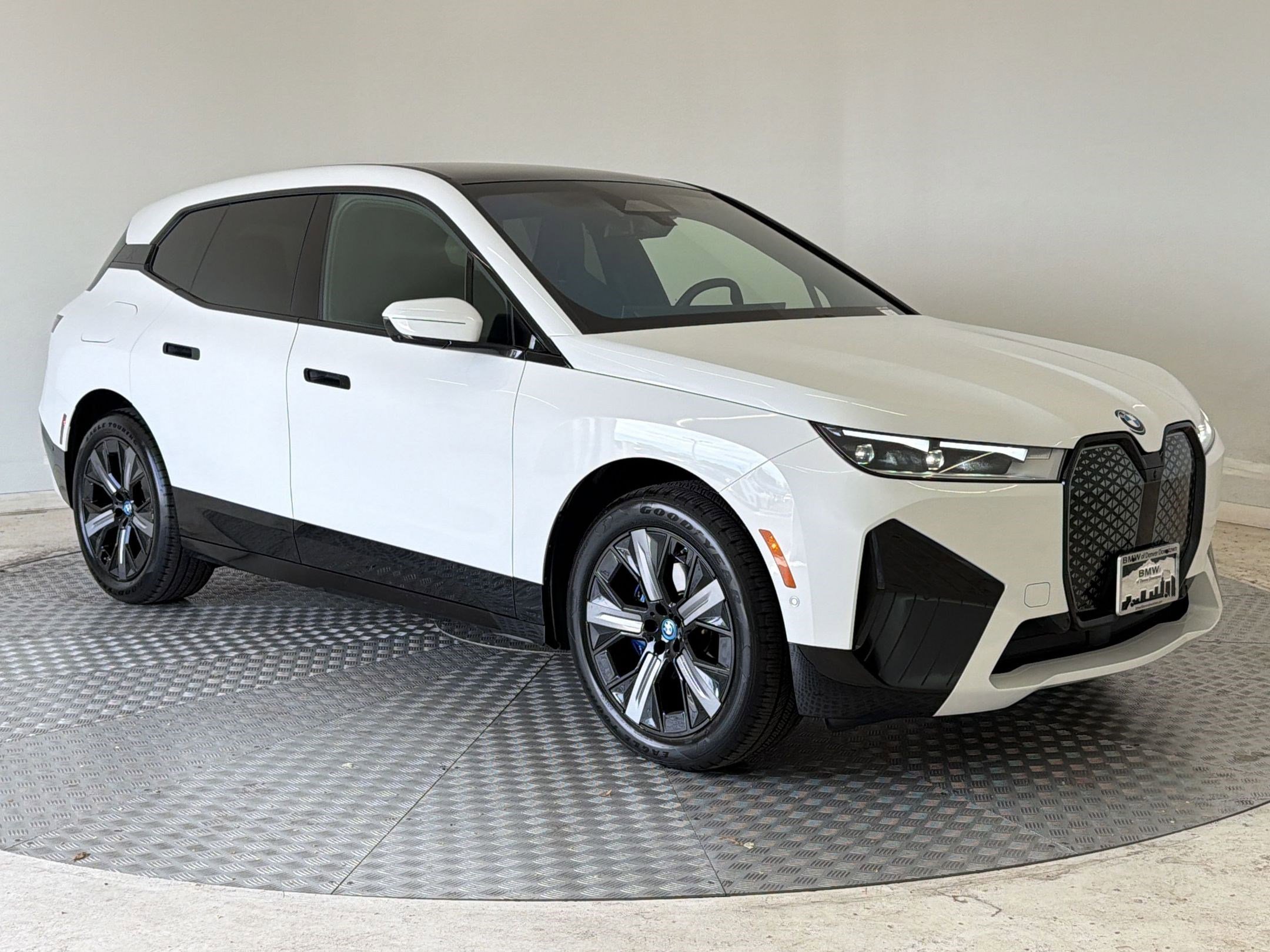 Used 2025 BMW iX xDrive50 w/ Sport Package AWD/4WD image 7