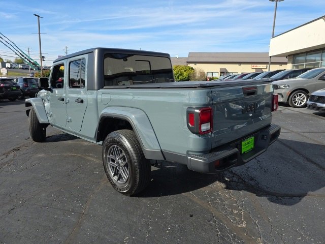 Used 2024 Jeep Gladiator Sport image 4