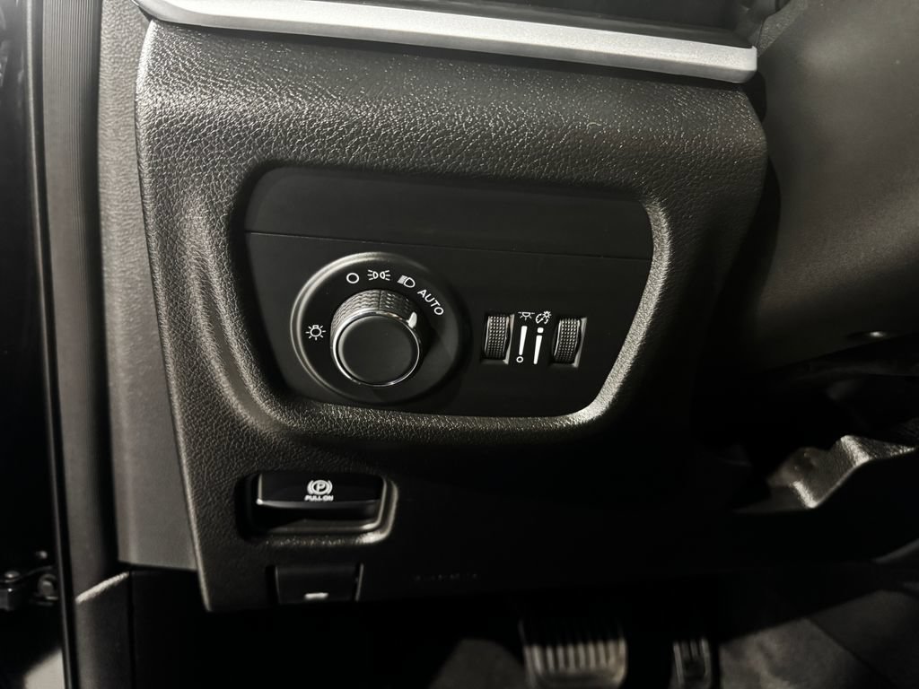 Used 2025 Jeep Grand Cherokee Altitude AWD/4WD image 33