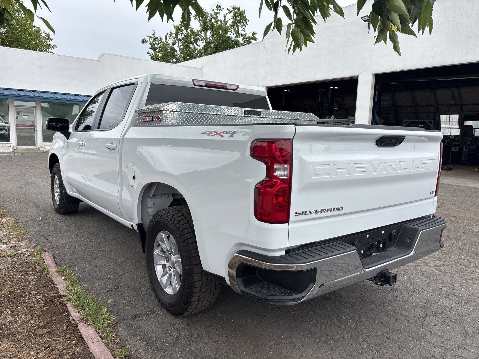 Used 2023 Chevrolet Silverado 1500 LT AWD/4WD image 3