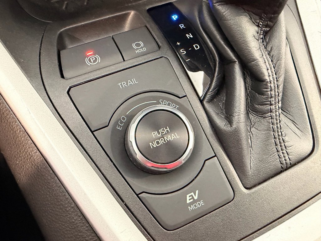 Used 2021 Toyota RAV4 LE image 24