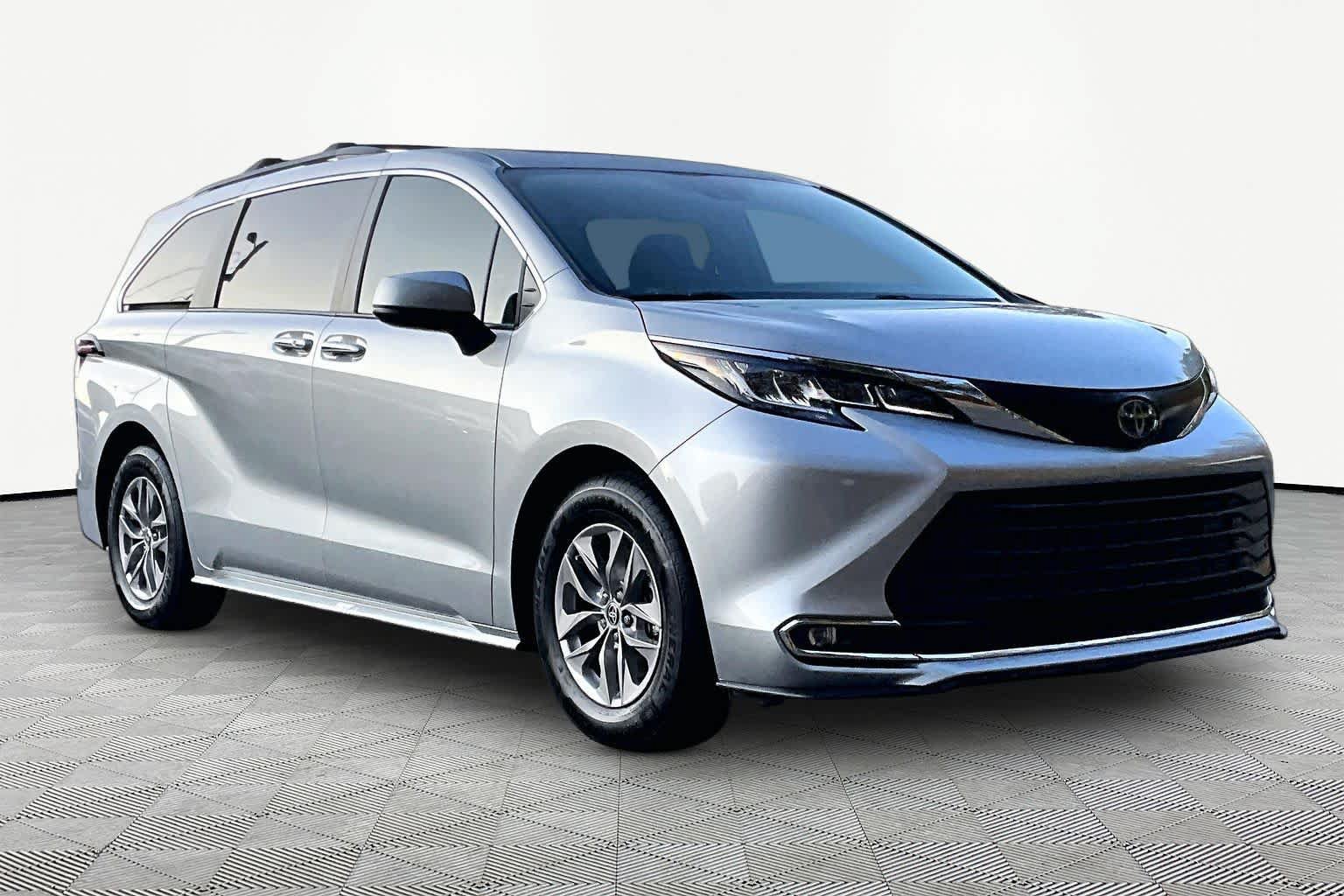 Certified 2023 Toyota Sienna XLE FWD image 3
