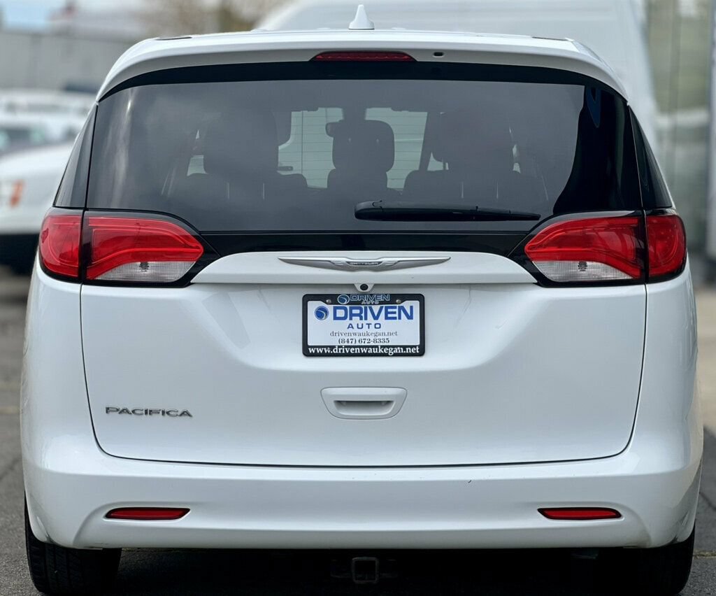 Used 2017 Chrysler Pacifica LX w/ Tire & Wheel Group FWD image 4