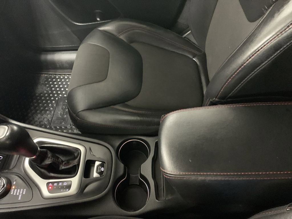Used 2018 Jeep Cherokee Trailhawk w/ Cold Weather Group AWD/4WD image 45