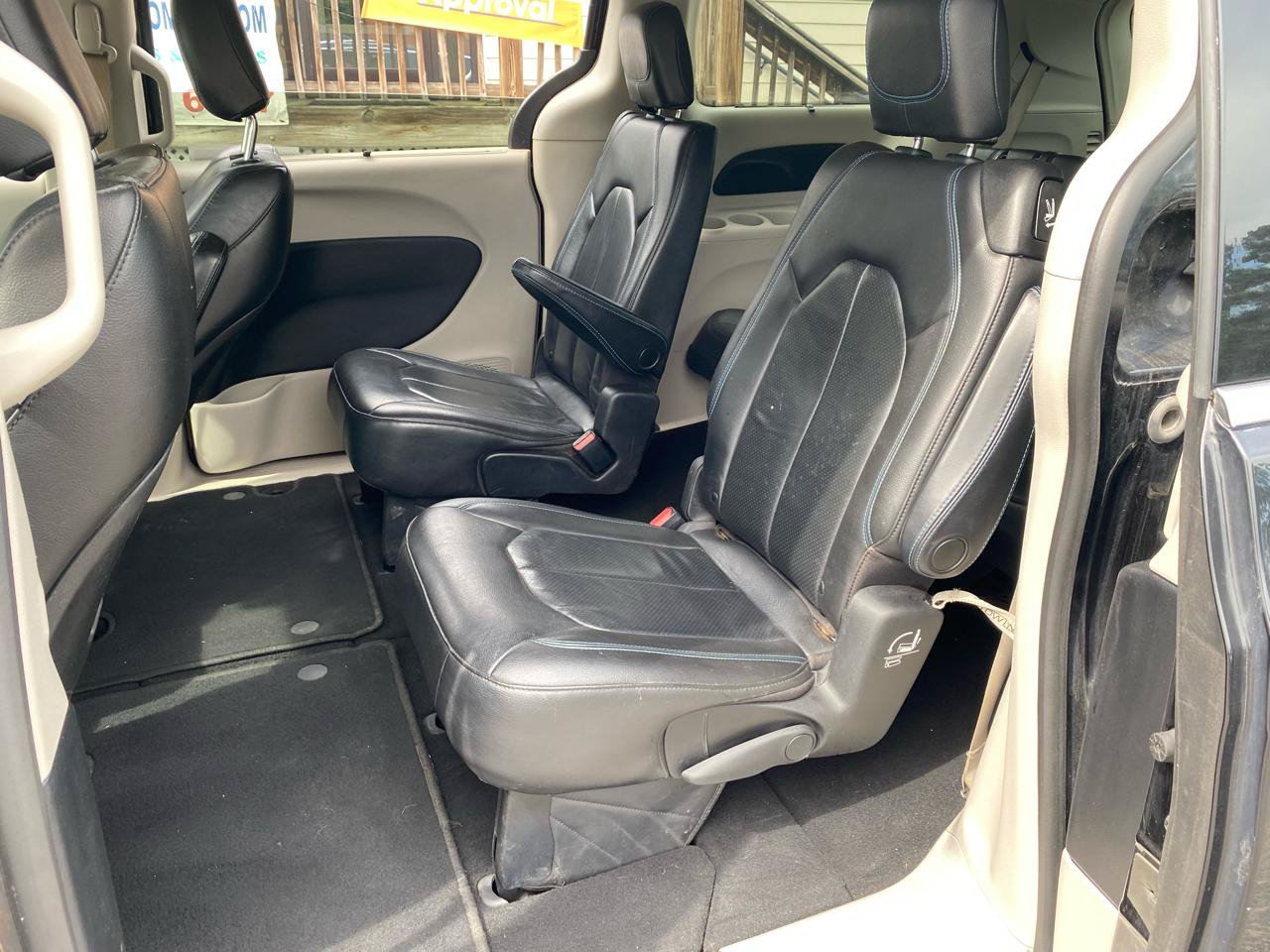 Used 2021 Chrysler Pacifica Touring-L FWD image 11