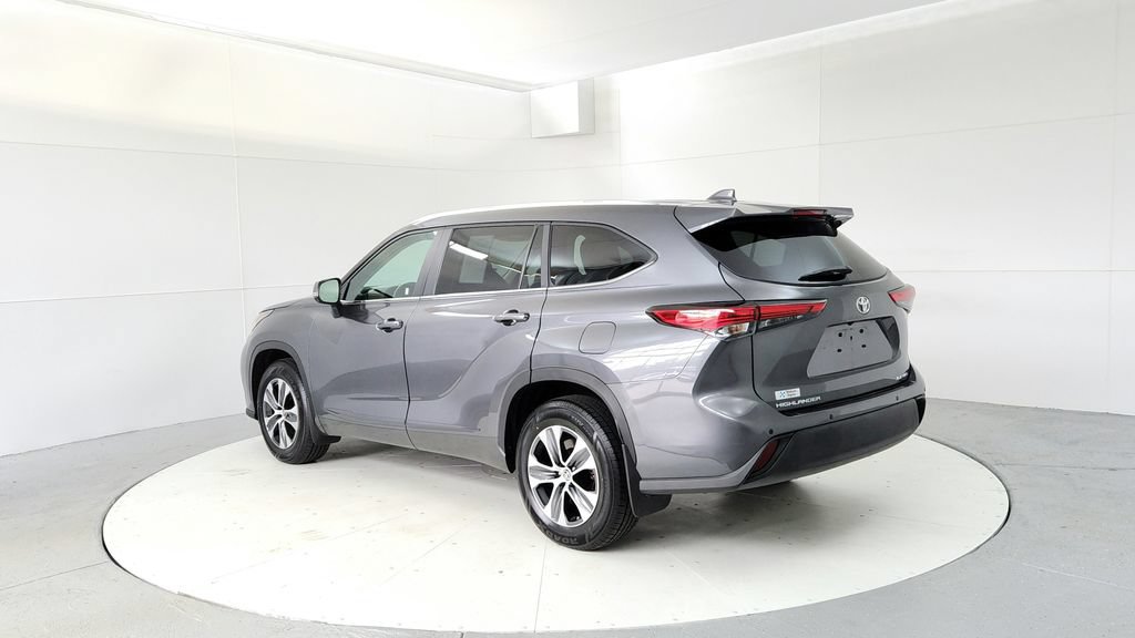 Used 2023 Toyota Highlander XLE AWD/4WD image 4