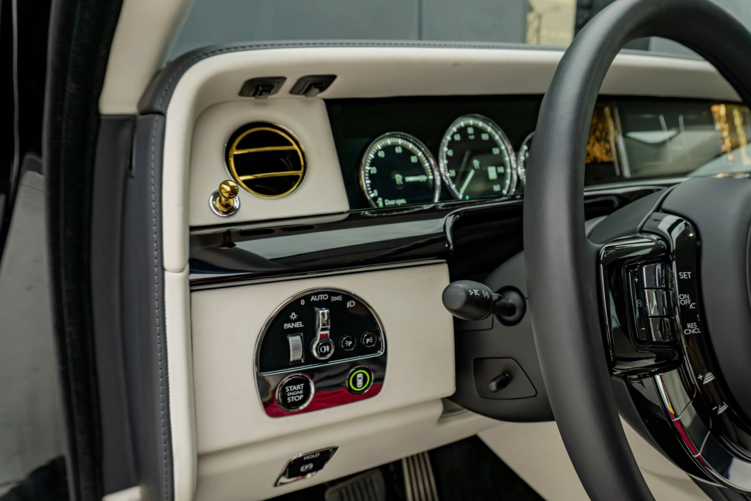 Used 2024 Rolls-Royce Phantom Sedan RWD image 92