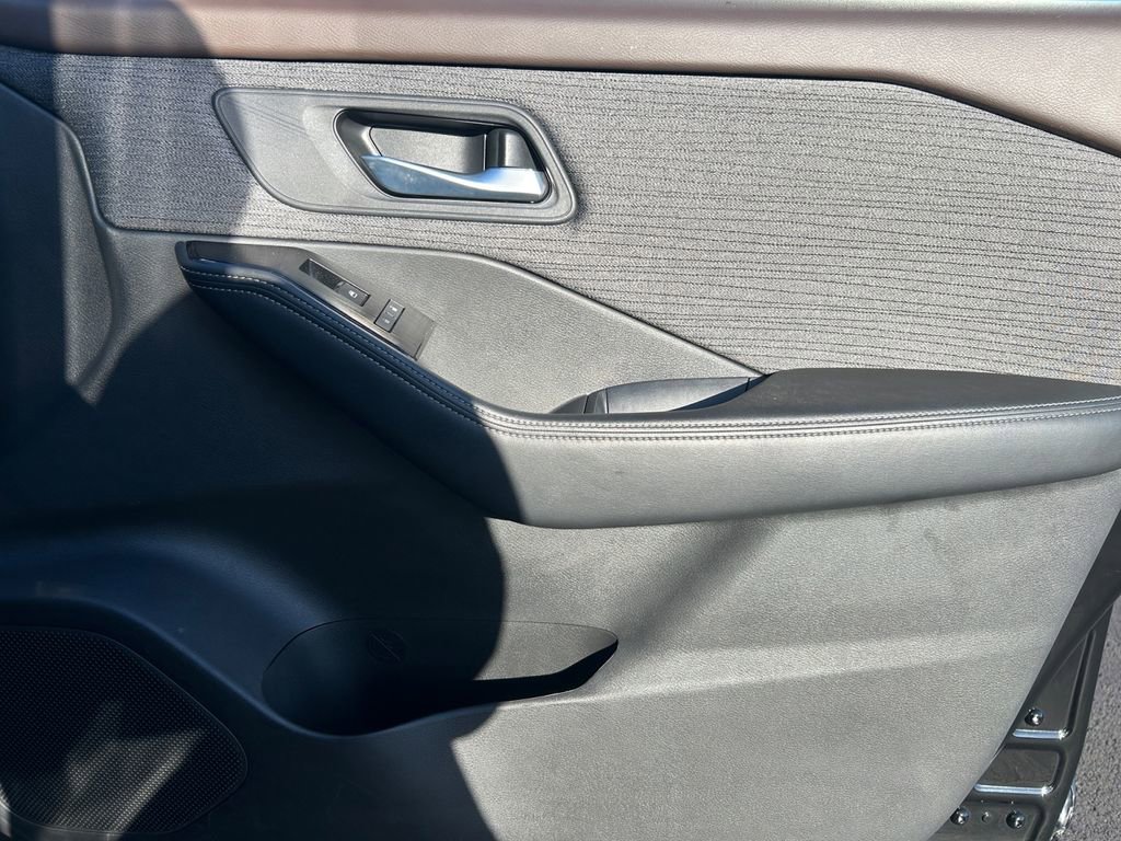 Used 2022 Nissan Rogue SV AWD/4WD image 26