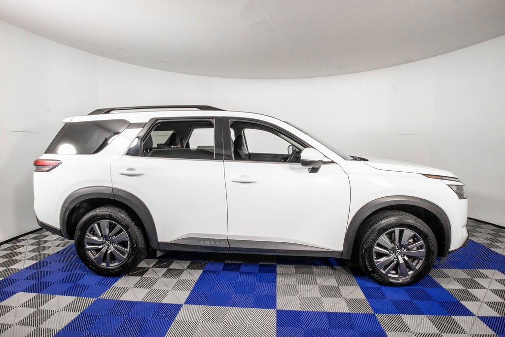Used 2025 Nissan Pathfinder SV image 4