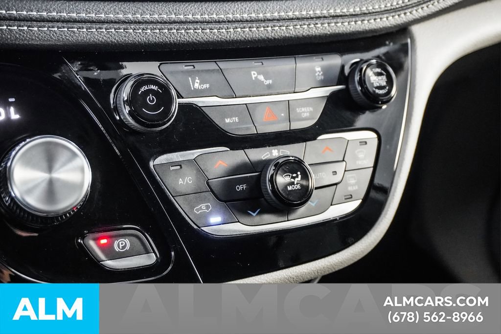 Used 2024 Chrysler Pacifica Select image 39