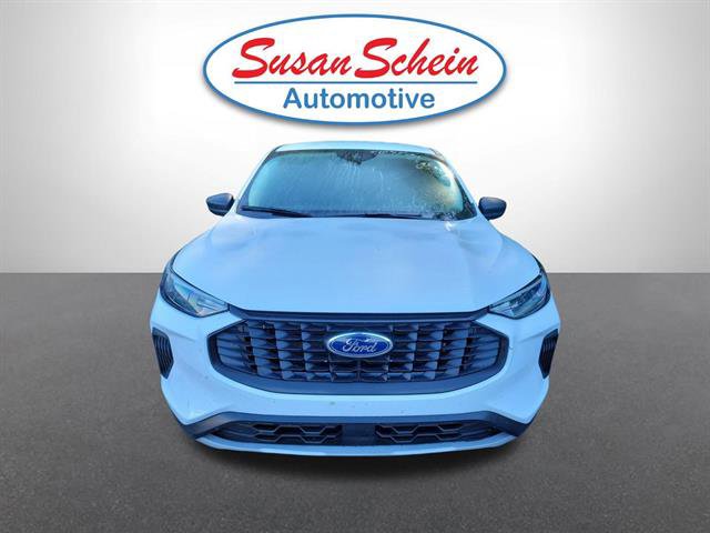 Used 2025 Ford Escape Active AWD/4WD image 2