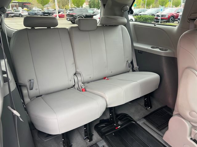 Used 2020 Toyota Sienna XLE w/ XLE Navigation Package image 31