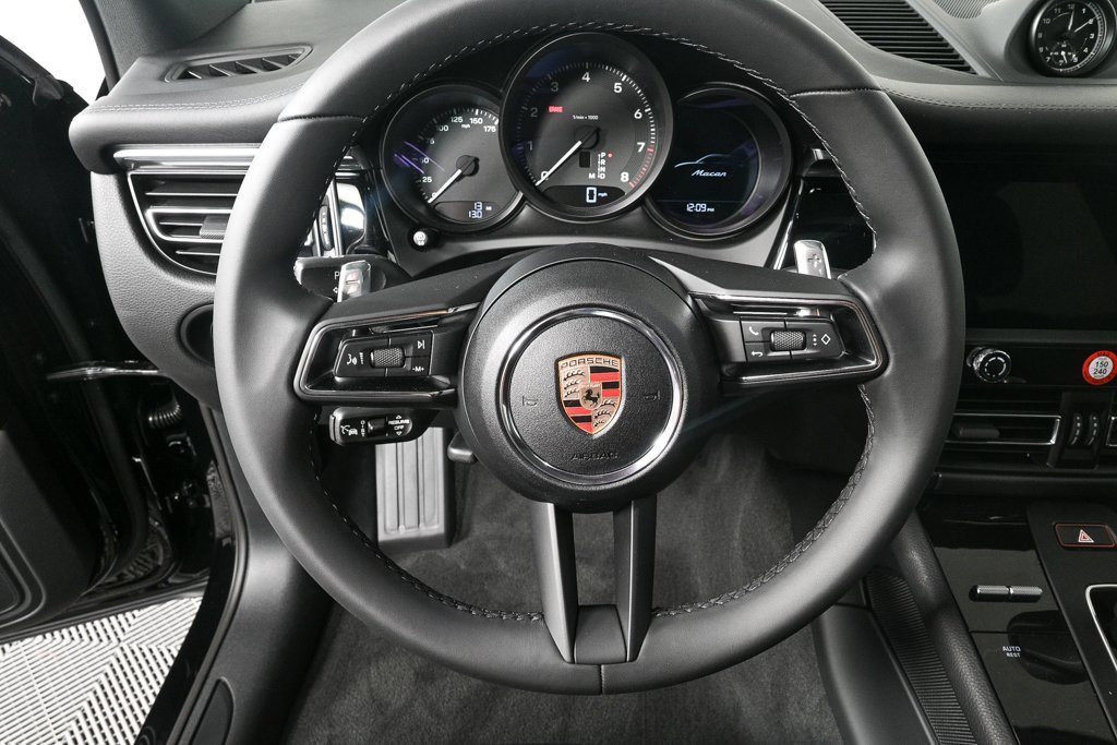 Certified 2025 Porsche Macan image 8