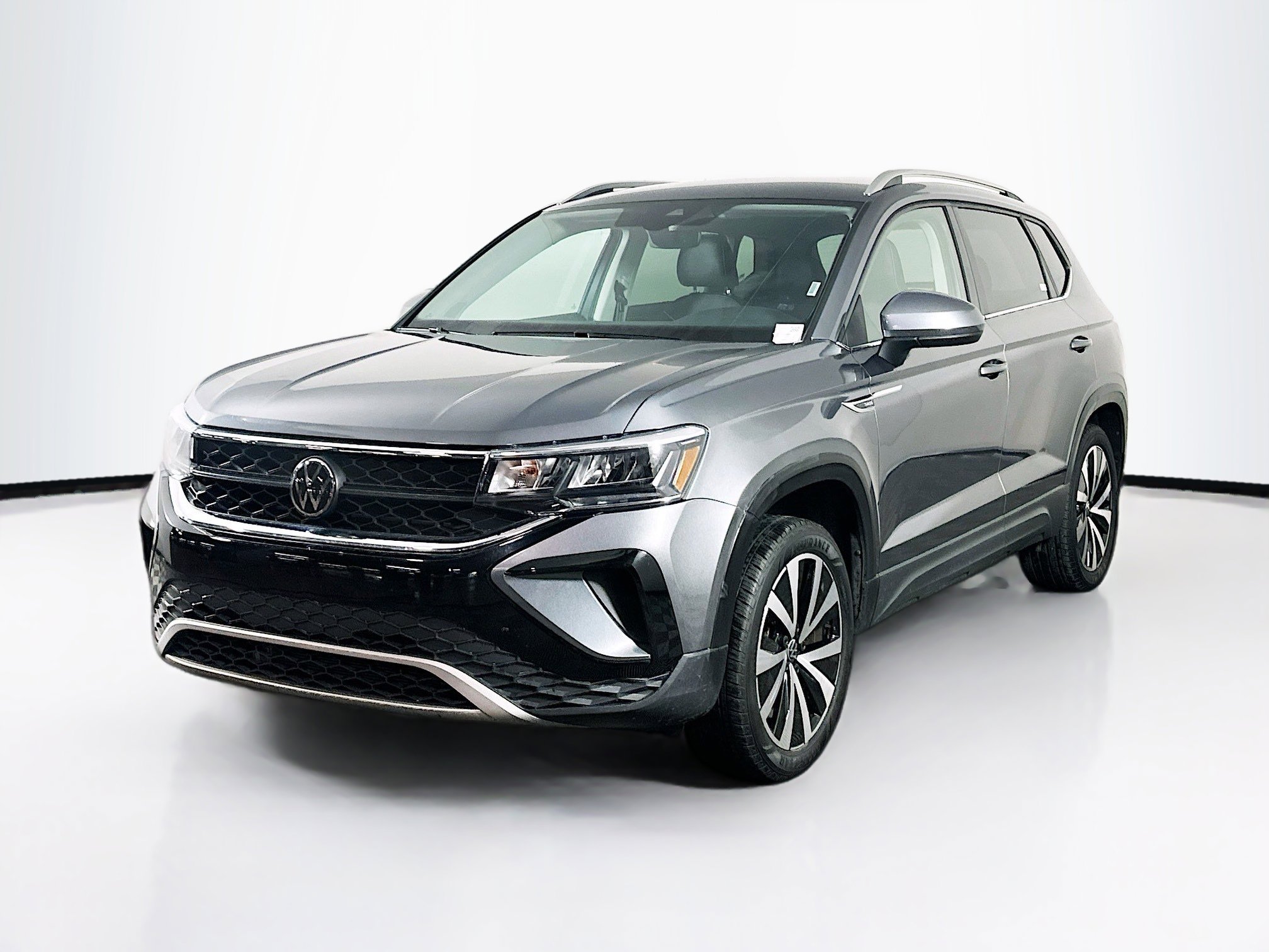 Used 2024 Volkswagen Taos SE image 3