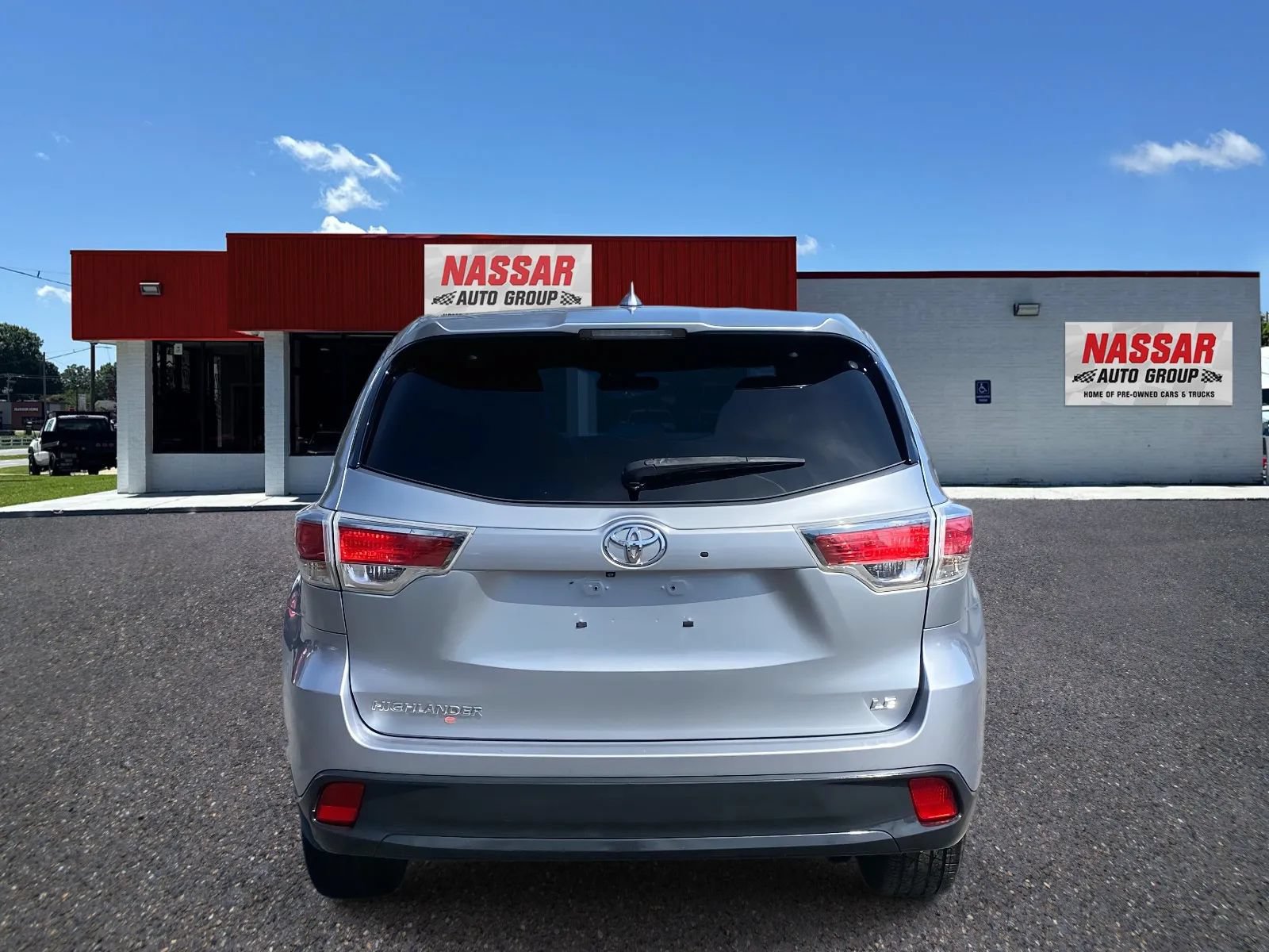 Used 2015 Toyota Highlander Plus FWD image 5