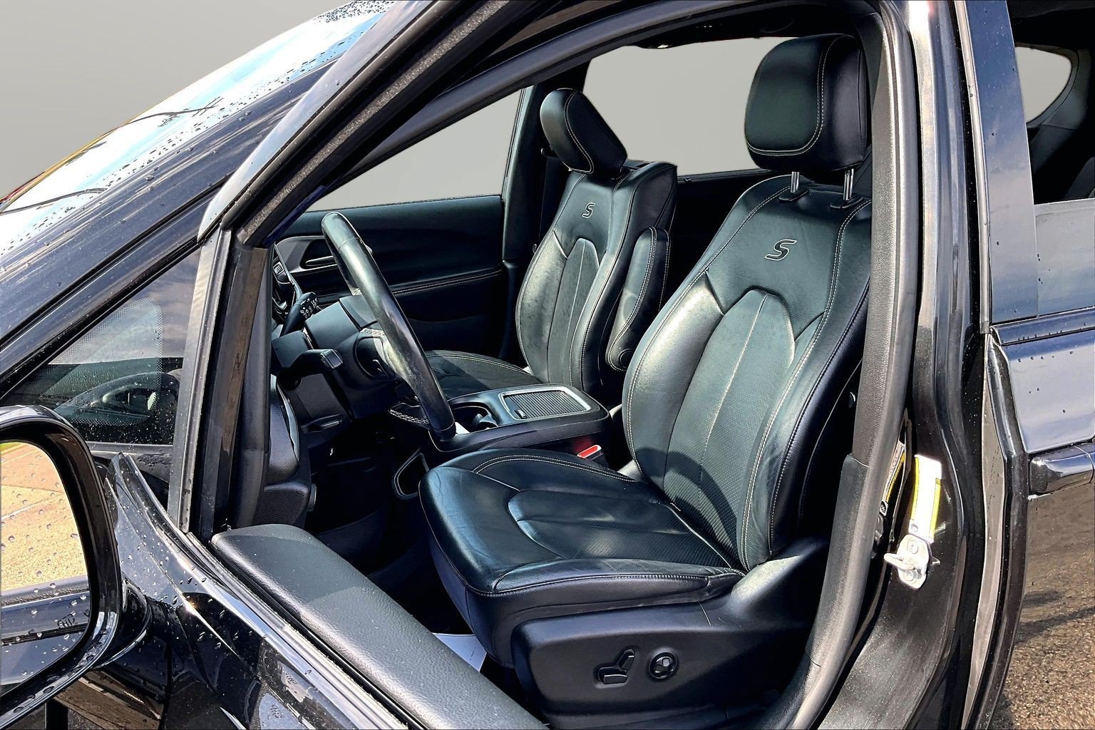 Used 2020 Chrysler Pacifica Touring-L Plus w/ S Appearance Package FWD image 16