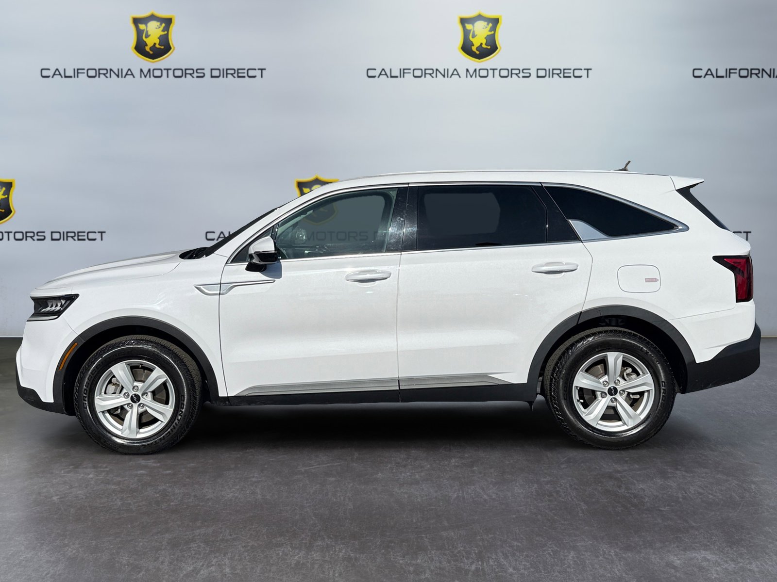 Used 2023 Kia Sorento LX image 2