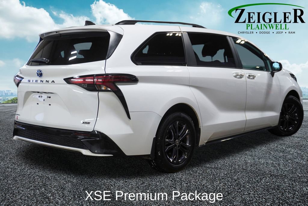 Used 2025 Toyota Sienna XSE image 3