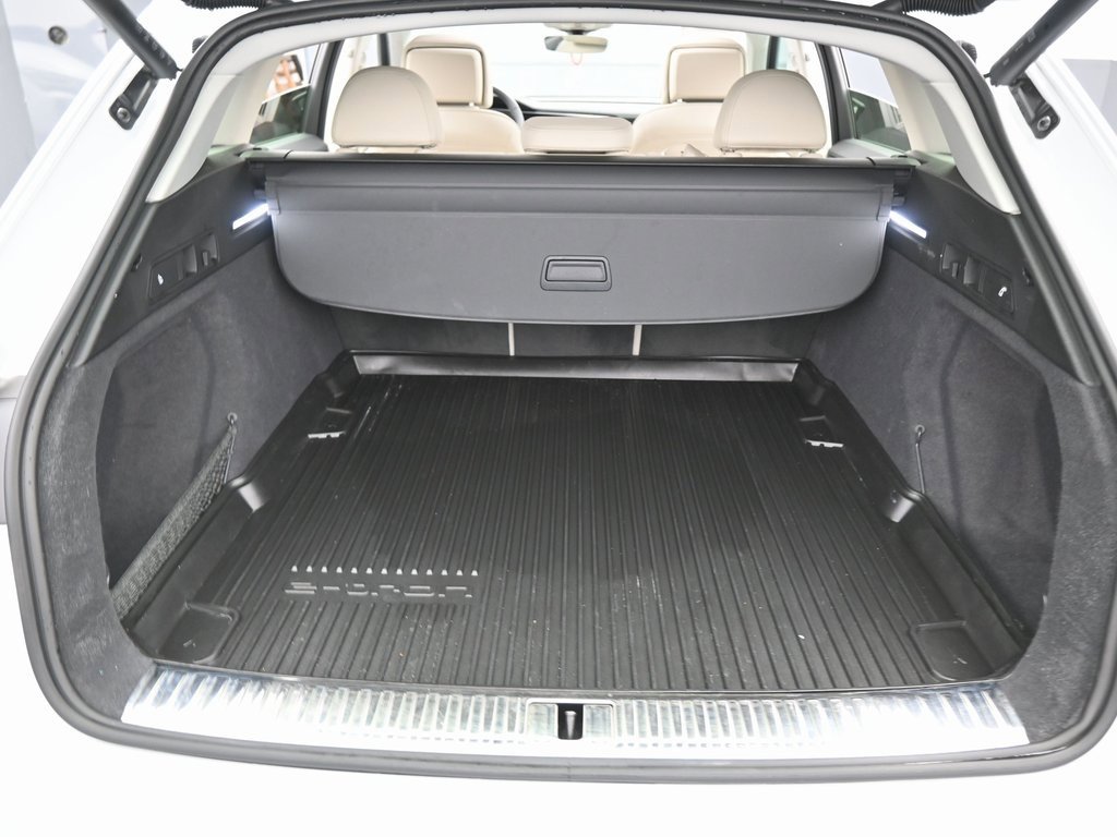 Used 2024 Audi Q8 e-tron Premium image 34