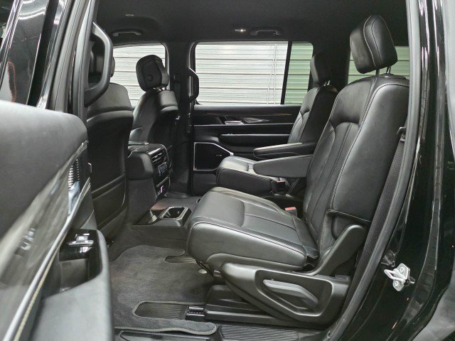 Used 2022 Jeep Wagoneer Series III w/ Flexible Seating Group AWD/4WD image 17