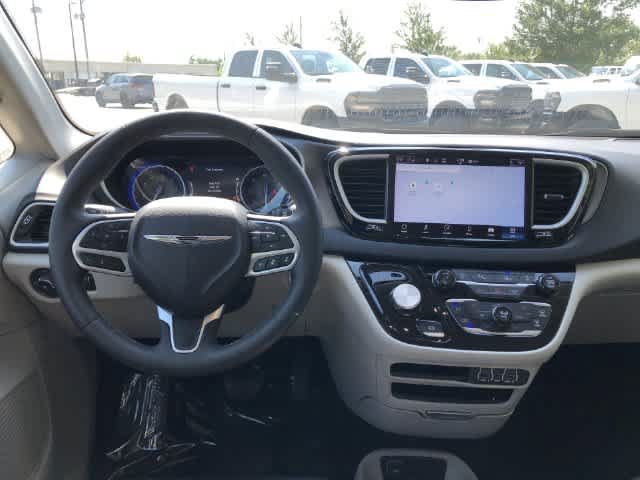 Certified 2024 Chrysler Pacifica Touring-L FWD image 13