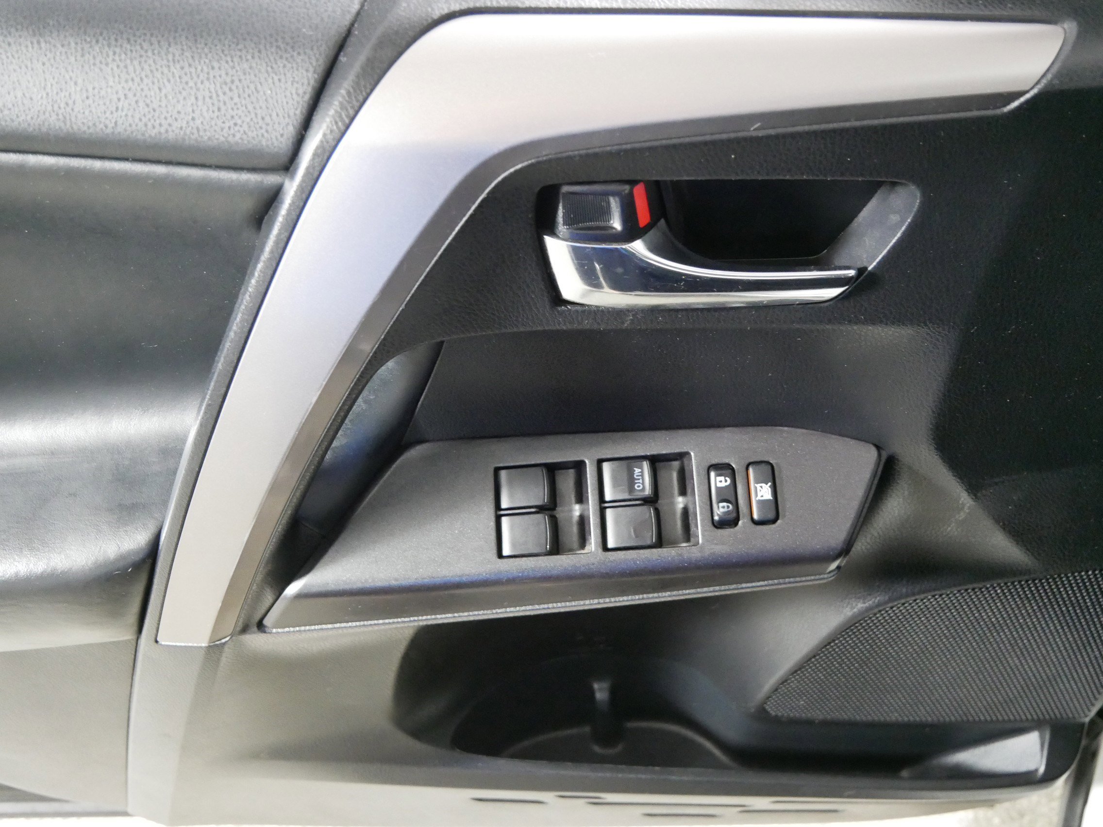 Used 2018 Toyota RAV4 XLE AWD/4WD image 19