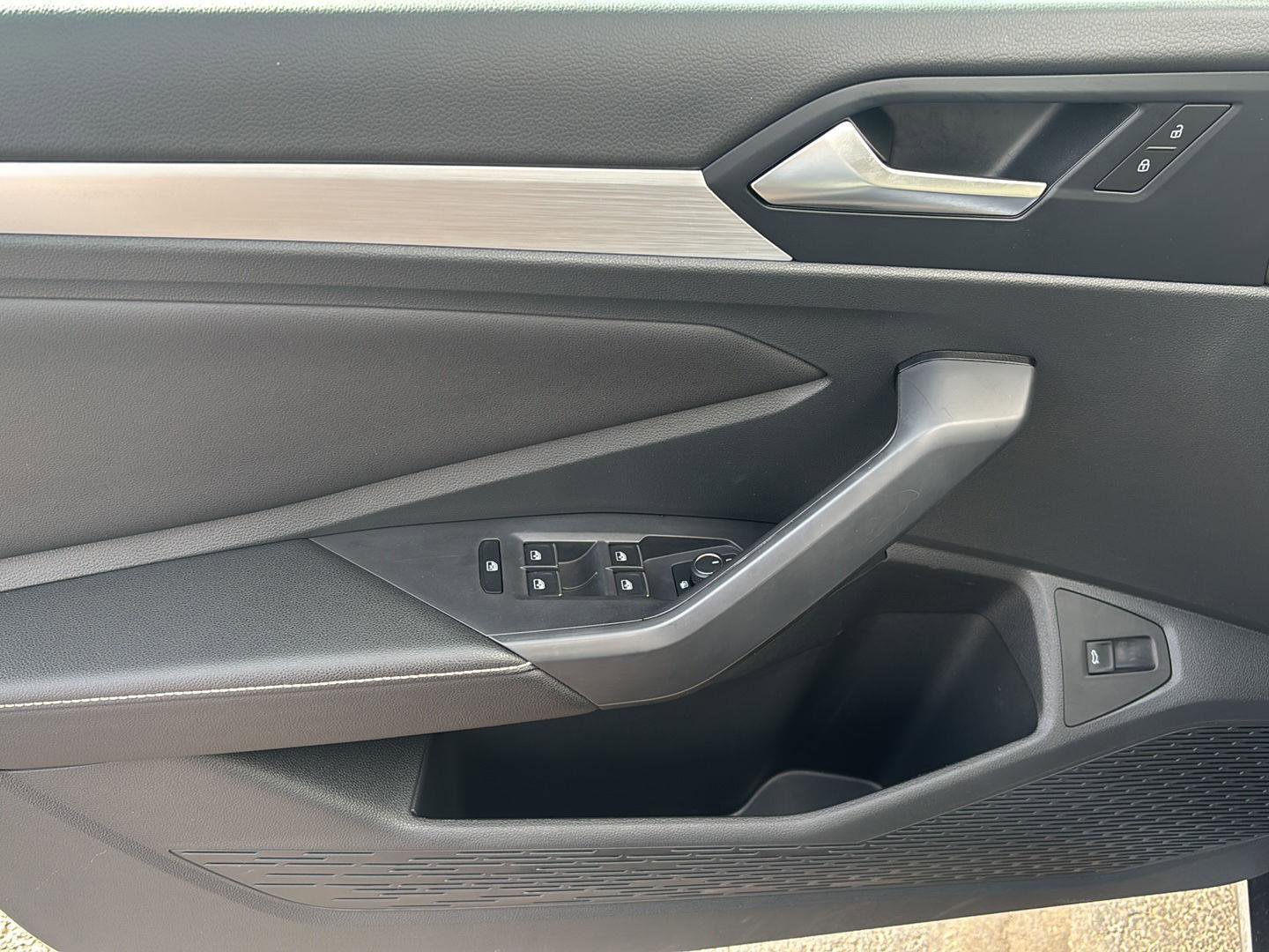 Used 2025 Volkswagen Jetta Sport image 4