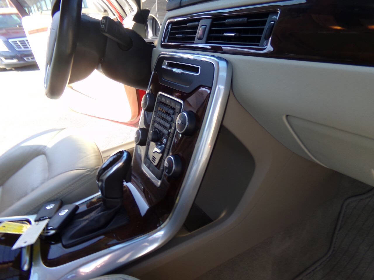 Used 2014 Volvo XC70 3.2 w/ Climate Package image 35