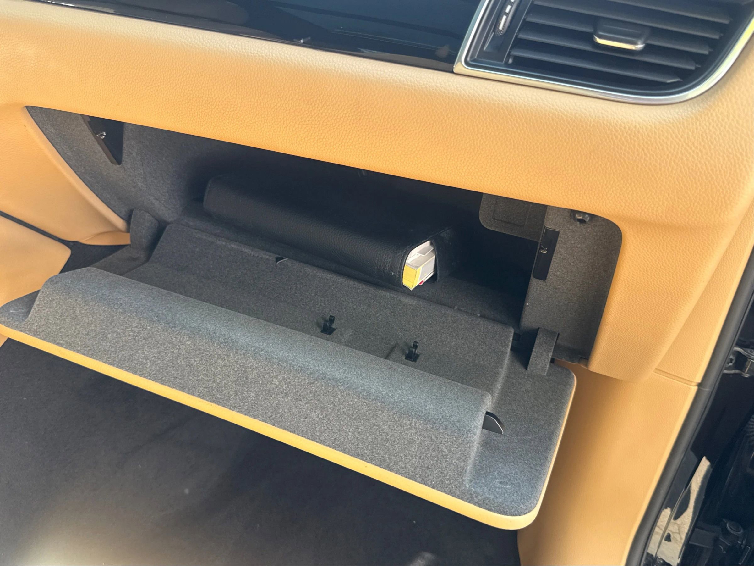 Used 2018 Porsche Macan Sport Edition AWD/4WD image 39