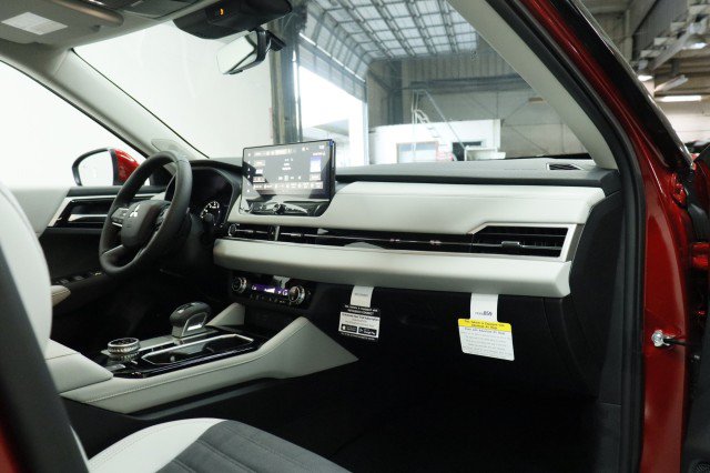 New 2026 Mitsubishi Outlander SE FWD image 15