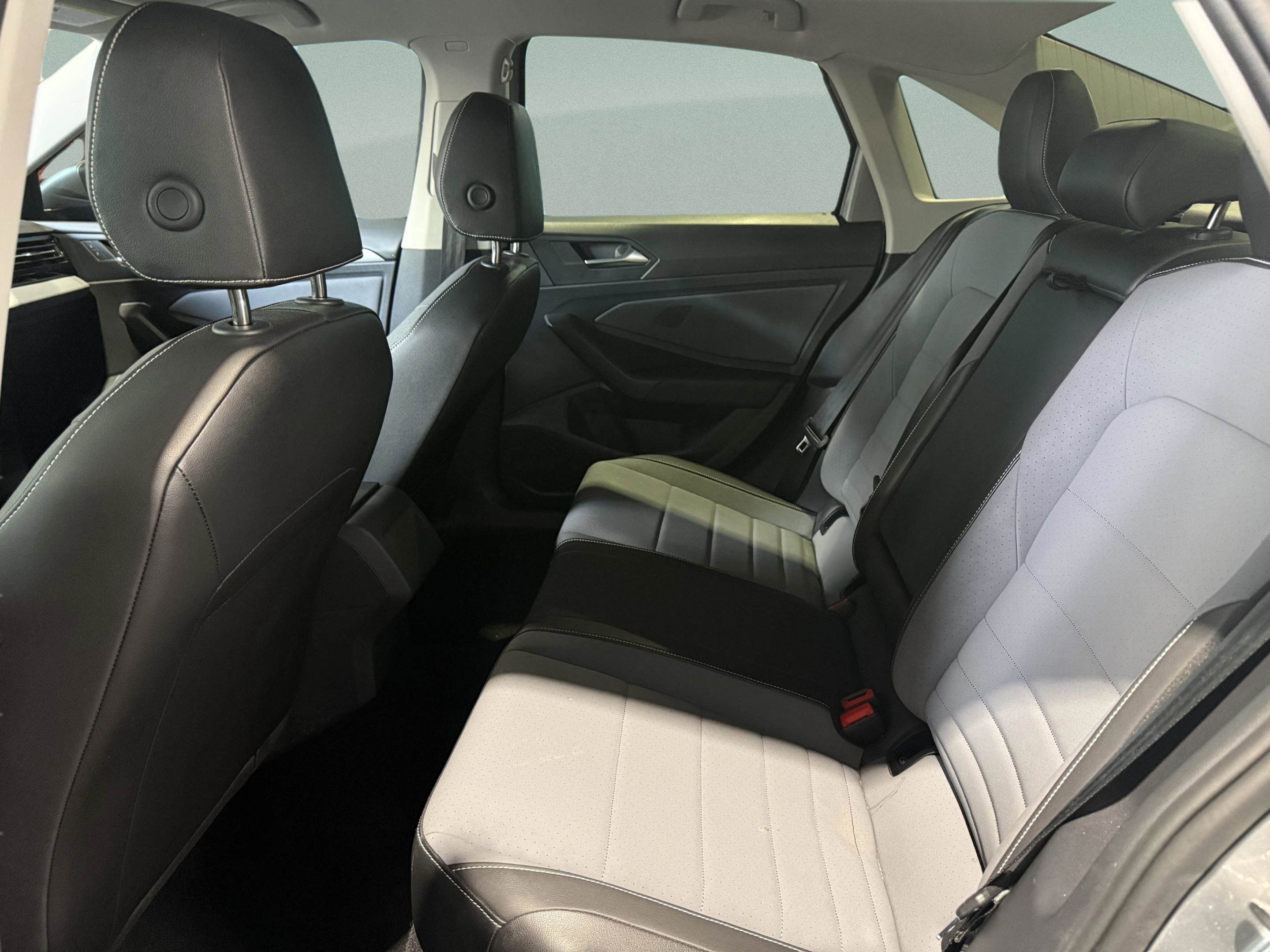 Used 2025 Volkswagen Jetta SE image 22